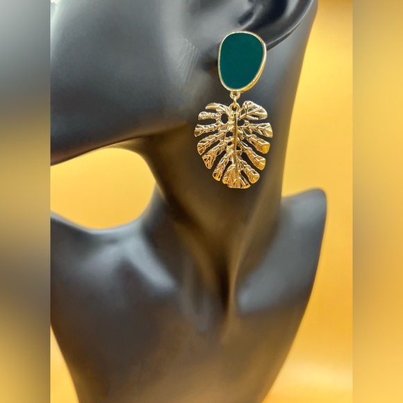 GB Earrings ✨ - Picture 3 of 3